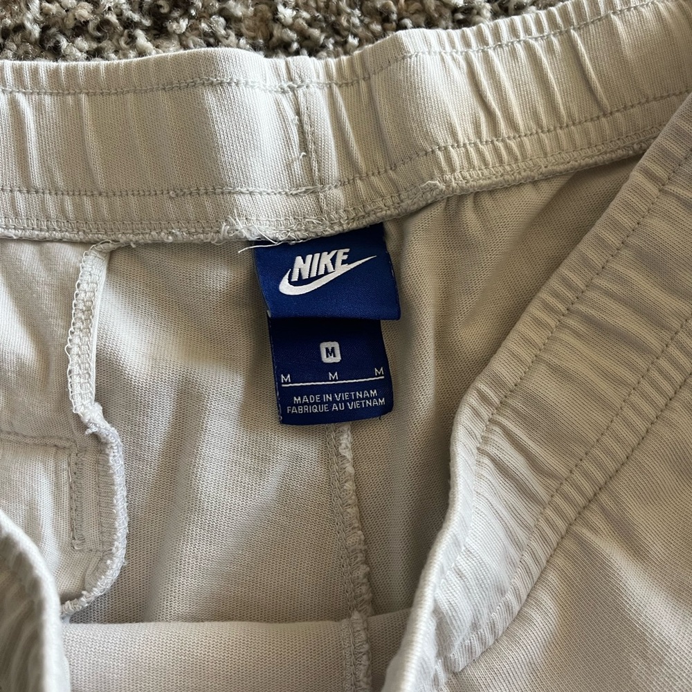 Men’s Nike Khaki Skater Shorts - Picture 3 of 4
